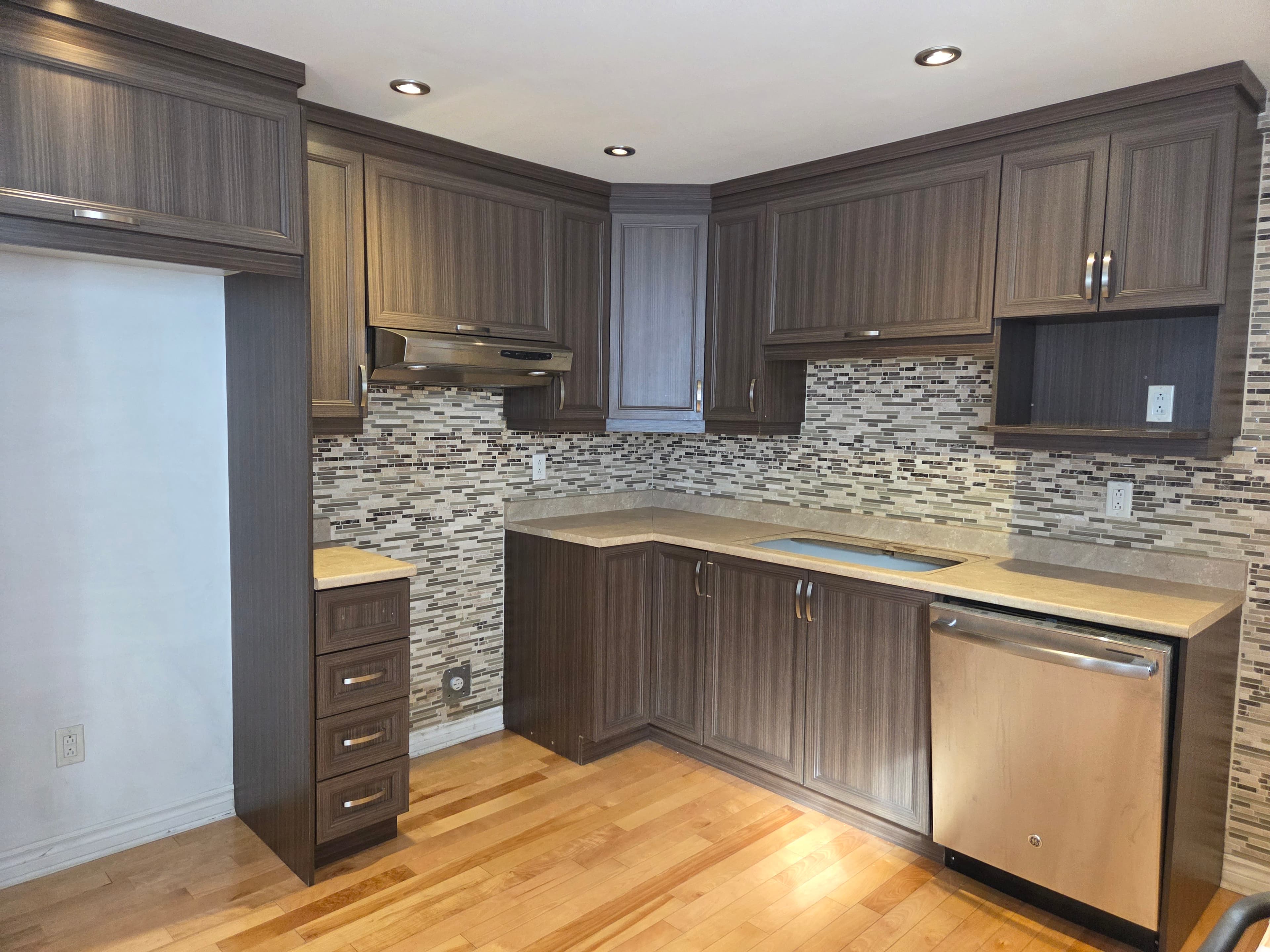 Cuisine aux armoires démodées en faux bois, avant la peinture